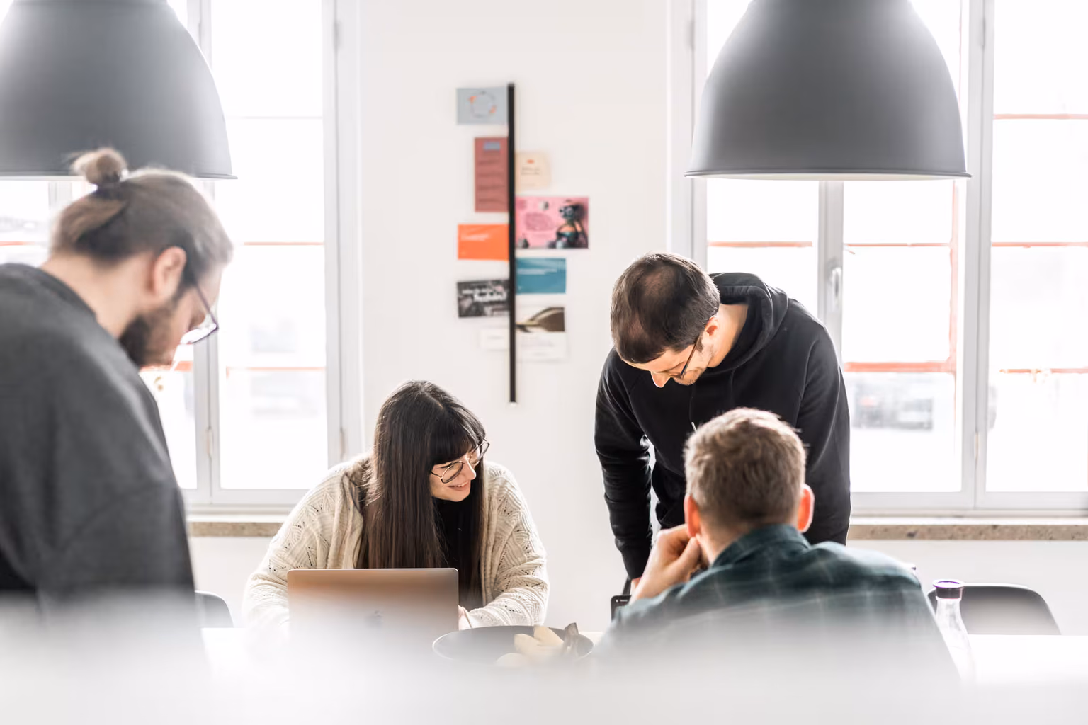 Das Schaltwerk Digital Team sitzt gemeinsam an einem Tisch und unterhalten sich.