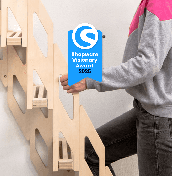 Bild mit einer Frau von Hinten, die eine platzsparende Klapptreppe von der Wand in den Raum klappt
